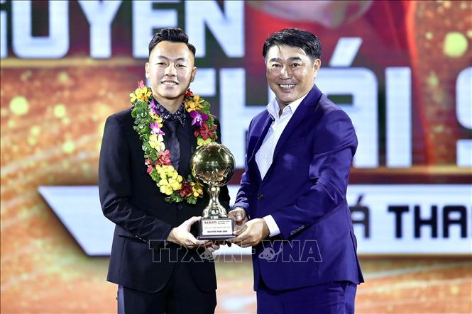 Midfielder Nguyen Thai Son of Dong A Thanh Hoa FC is honoured with the Male Young Player of the Year. VNA Photo: Thanh Vũ 