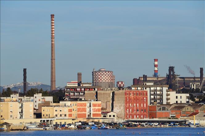 (Tư liệu) Nhà máy thép Ilva tại thành phố Taranto, miền nam Italy. Ảnh: AFP/TTXVN