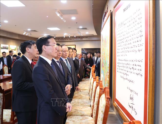 Chủ tịch nước Võ Văn Thưởng thăm Trung tâm Văn hoá - Thông tin và Thể thao huyện Đông Anh. Ảnh: Thống Nhất- TTXVN
