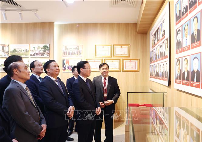 Chủ tịch nước Võ Văn Thưởng thăm Trung tâm Văn hoá - Thông tin và Thể thao huyện Đông Anh. Ảnh: Thống Nhất- TTXVN
