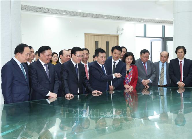 Chủ tịch nước Võ Văn Thưởng thăm Trung tâm Văn hoá - Thông tin và Thể thao huyện Đông Anh. Ảnh: Thống Nhất- TTXVN
