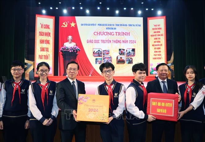 Chủ tịch nước Võ Văn Thưởng tặng quà cho học sinh tại tiết học giáo dục truyền thống tại Trung tâm Văn hoá - Thông tin và Thể thao huyện Đông Anh. Ảnh: Thống Nhất- TTXVN