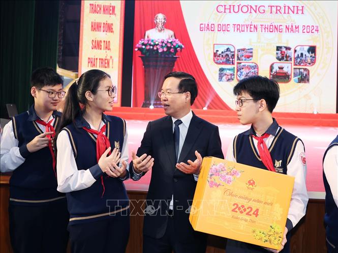Chủ tịch nước Võ Văn Thưởng thăm tiết học giáo dục truyền thống tại Trung tâm Văn hoá - Thông tin và Thể thao huyện Đông Anh. Ảnh: Thống Nhất- TTXVN
