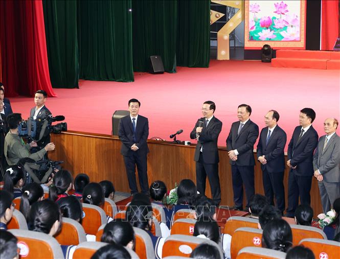 Chủ tịch nước Võ Văn Thưởng thăm tiết học giáo dục truyền thống tại Trung tâm Văn hoá - Thông tin và Thể thao huyện Đông Anh. Ảnh: Thống Nhất- TTXVN
