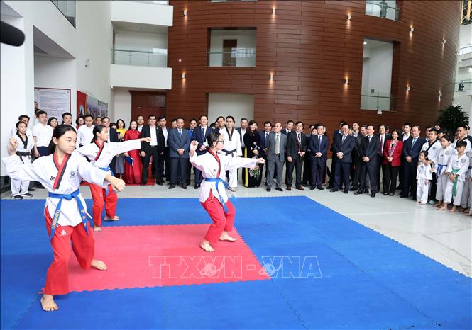 Chủ tịch nước Võ Văn Thưởng thăm Trung tâm Văn hoá - Thông tin và Thể thao huyện Đông Anh. Ảnh: Thống Nhất- TTXVN
