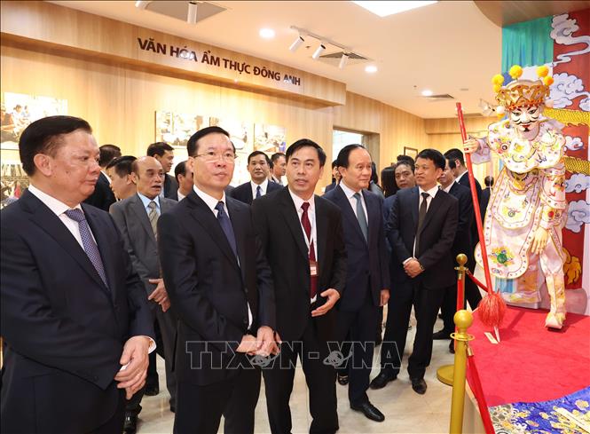 Chủ tịch nước Võ Văn Thưởng thăm Trung tâm Văn hoá - Thông tin và Thể thao huyện Đông Anh. Ảnh: Thống Nhất- TTXVN
