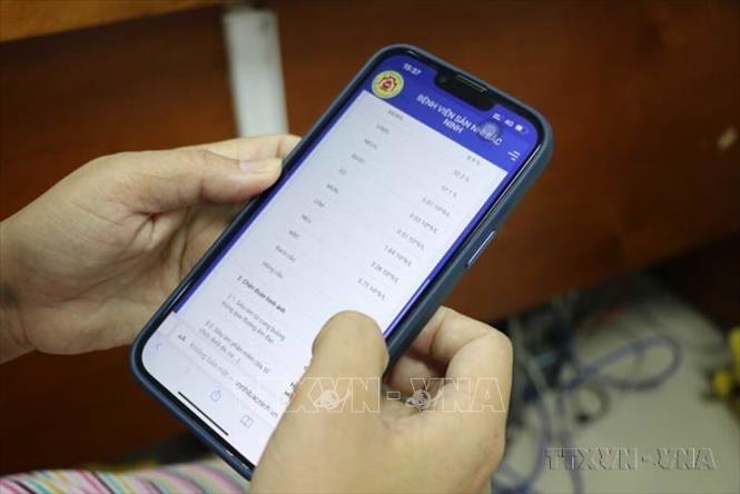 Bệnh nhân nhận kết quả khám bệnh tại Bệnh viện Sản - Nhi Bắc Ninh qua tin nhắn điện thoại. Chuyển đổi số y tế mang lại lợi ích trong công tác khám, điều trị và quản lý ngành Y tế, tháng 11/2022. Ảnh: Thanh Thương – TTXVN