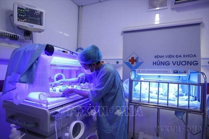 Khu điều trị tích cực cho bệnh nhi sơ sinh tại Bệnh viện Đa khoa Hùng Vương (Phú Thọ) được thực hiện theo mô hình bệnh viện vệ tinh mở rộng trong hợp tác công – tư, tháng 11/2022. Ảnh: Minh Quyết – TTXVN