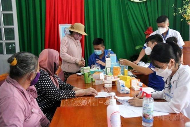Nhiều chương trình từ thiện tổ chức khám bệnh và cấp phát thuốc cho người dân huyện đảo Phú Quý, tháng 6/2023. Ảnh: Hồng Hiếu – TTXVN