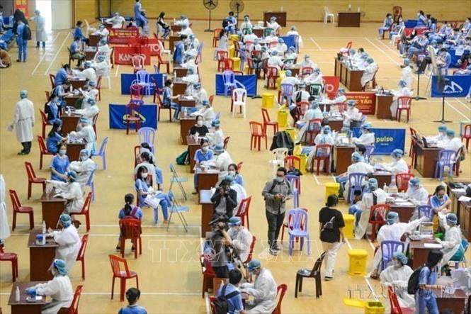 Năm 2021, Việt Nam triển khai thành công chiến dịch tiêm chủng vaccine phòng COVID-19 với quy mô lớn nhất cả nước, là 1 trong 6 nước có tỷ lệ bao phủ vaccine cao nhất thế giới. Ảnh: Tuấn Anh – TTXVN