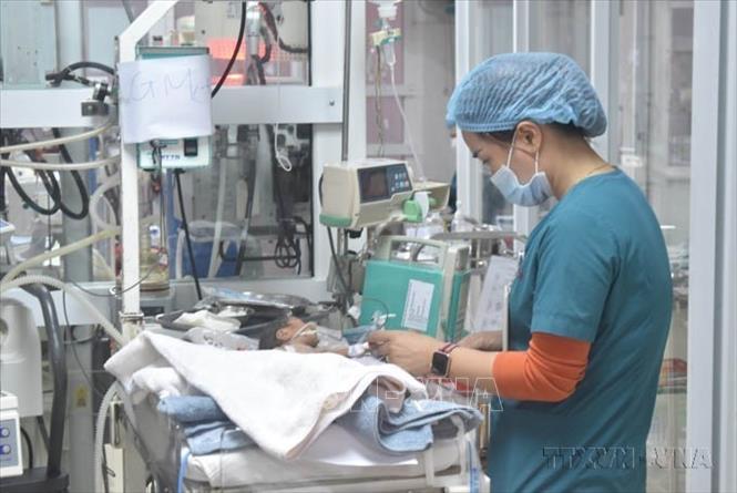 Y, bác sỹ, nhân viên y tế tại Khoa Hồi sức Cấp cứu Nhi và Nhi sơ sinh, Bệnh viện Đa khoa vùng Tây Nguyên miệt mài, ngày đêm chăm sóc, điều trị cho những bệnh nhi sơ sinh, tháng 2/2024. Ảnh: Nguyên Dung – TTXVN