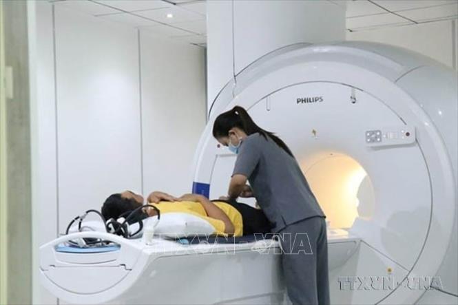 Người dân được kiểm tra sức khỏe trên hệ thống chụp cộng hưởng từ kỹ thuật số tại Bệnh viện Đại học Y dược Buôn Ma Thuột, tháng 11/2022. Ảnh: Tuấn Anh – TTXVN