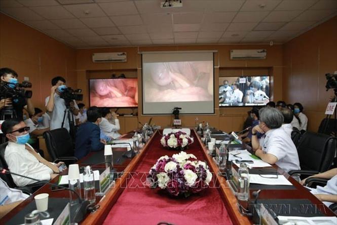 Bệnh viện Hữu nghị Việt Đức tư vấn khám, chữa bệnh từ xa cho tuyến y tế cơ sở dựa trên nền tảng web và ứng dụng trên điện thoại thông minh, giúp người dân vùng xa tiếp cận được dịch vụ khám, chữa bệnh chất lượng ngay tại địa phương (12/2022). Ảnh: TTXVN