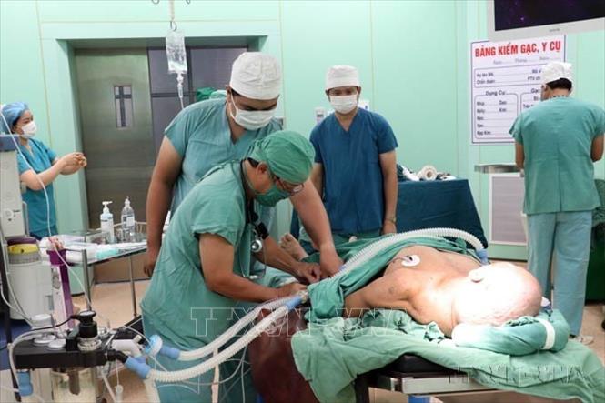 Các y, bác sĩ Bệnh viện Vũng Tàu (tỉnh Bà Rịa-Vũng Tàu) thực hiện thành công ca phẫu thuật chấn thương sọ não lần đầu tiên, ngày 31/3/2023. Ảnh: Đoàn Mạnh Dương – TTXVN