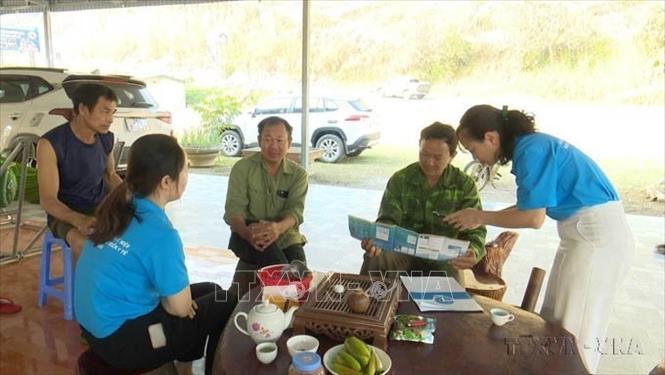 Xác định bảo hiểm y tế là chính sách lớn góp phần đảm bảo an sinh xã hội, ngành bảo hiểm xã hội Lai Châu đẩy mạnh công tác tuyên truyền tới từng hộ gia đình. Ảnh: Việt Hoàng-TTXVN