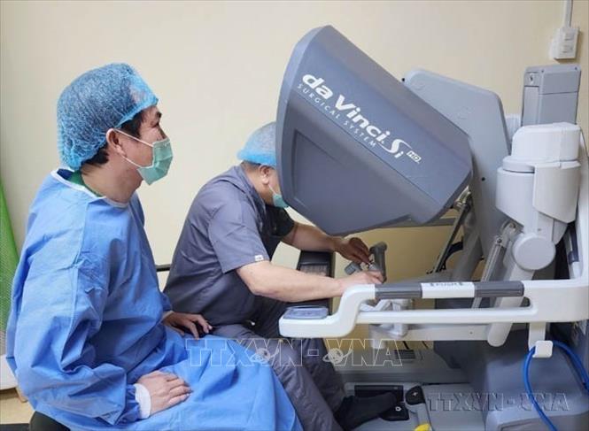 Bệnh viện Bình Dân (Thành phố Hồ Chí Minh) cử các bác sĩ sang Philippines hỗ trợ, chuyển giao kỹ thuật phẫu thuật robot điều trị ung thư đường tiêu hóa cho Bệnh viện Chinese General Hospital and Medical Center (CGHMC), tháng 3/2023. Ảnh: TTXVN