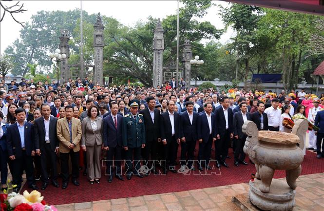 Các đại biểu dự lễ dâng hương tưởng niệm Ngày Tướng quân Phạm Ngũ Lão ra quân đánh giặc giữ nước. Ảnh: Mai Ngoan-TTXVN