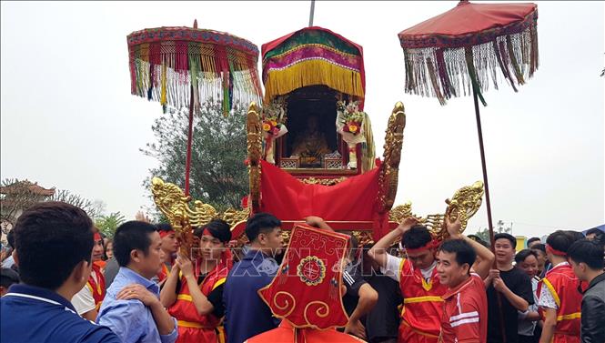 Lễ hội Đền Phù Ủng diễn ra trong khuôn viên Khu Di tích thờ Tướng quân Phạm Ngũ Lão, khơi dậy nét đẹp văn hóa truyền thống đậm đà bản sắc dân tộc. Ảnh: Mai Ngoan-TTXVN