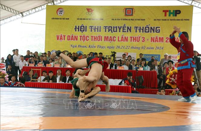 Hội thi truyền thống vật dân tộc thời Mạc lần thứ 3. Ảnh: Hoàng Ngọc - TTXVN