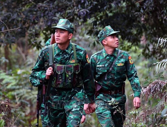 Cán bộ, chiến sĩ Đội phòng, chống ma túy Đồn biên phòng Chiềng On (Bộ đội Biên phòng Sơn La) trên đường tuần tra biên giới. Ảnh: Trọng Đức - TTXVN