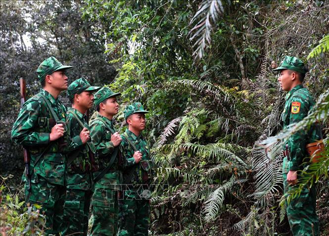 Cán bộ, chiến sĩ Đội phòng, chống ma túy Đồn biên phòng Chiềng On (Bộ đội Biên phòng Sơn La) trên đường tuần tra biên giới. Ảnh: Trọng Đức - TTXVN