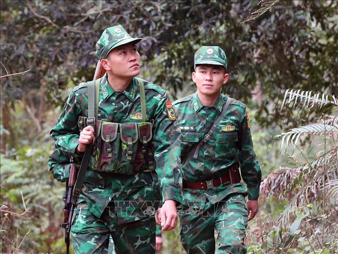 Cán bộ, chiến sĩ Đội phòng, chống ma túy Đồn biên phòng Chiềng On (Bộ đội Biên phòng Sơn La) trên đường tuần tra biên giới. Ảnh: Trọng Đức - TTXVN