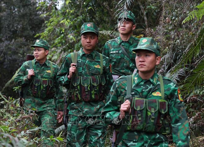 Cán bộ, chiến sĩ Đội phòng, chống ma túy Đồn biên phòng Chiềng On (Bộ đội Biên phòng Sơn La) trên đường tuần tra biên giới. Ảnh: Trọng Đức - TTXVN