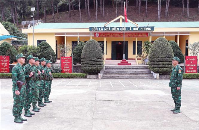Cán bộ, chiến sĩ Đội phòng, chống ma túy Đồn biên phòng Chiềng On (Bộ đội Biên phòng Sơn La) quán triệt nhiệm vụ trước giờ lên đường tuần tra biên giới. Ảnh: Trọng Đức - TTXVN