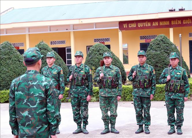 Cán bộ, chiến sĩ Đội phòng, chống ma túy Đồn biên phòng Chiềng On (Bộ đội Biên phòng Sơn La) quán triệt nhiệm vụ trước giờ lên đường tuần tra biên giới. Ảnh: Trọng Đức - TTXVN