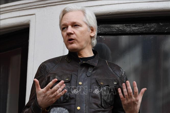 (Tư liệu) Nhà sáng lập WikiLeaks Julian Assange phát biểu tại Đại sứ quán Ecuador ở London, Anh, ngày 19/5/2017. Ảnh: AFP/TTXVN