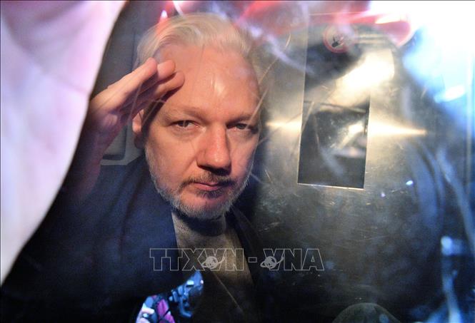 (Tư liệu) Nhà sáng lập WikiLeaks Julian Assange tại tòa án Southwark Crown ở London, Anh, ngày 1/5/2019. Ảnh: AFP/TTXVN