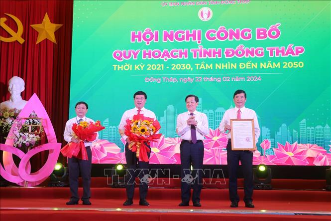 Phó Thủ tướng Chính phủ Lê Minh Khái trao Quyết định Phê duyệt Quy hoạch tỉnh Đồng Tháp thời kỳ 2021 - 2030, tầm nhìn 2050. Ảnh: Nguyễn Văn Trí - TTXVN