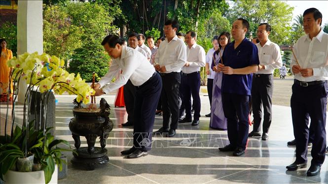Phó Thủ tướng Chính phủ Lê Minh Khái thắp hương tại khu di tích Mộ Cụ Phó Bảng Nguyễn Sinh Sắc, thân sinh Chủ tịch Hồ Chí Minh. Ảnh: Nguyễn Văn Trí - TTXVN