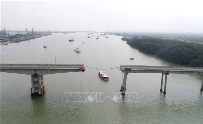 Cây cầu đứt đôi sau khi bị sà lan đâm vào tại thành phố Quảng Châu, Trung Quốc ngày 22/2/2024. Ảnh: THX/TTXVN