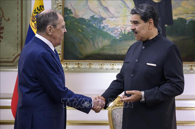 Tổng thống Venezuela Nicolas Maduro (phải) và Ngoại trưởng Nga Sergei Lavrov tại cuộc gặp ở Caracas ngày 20/2/2024. Ảnh: AFP/TTXVN