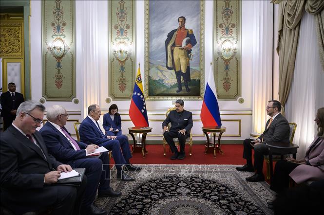 Tổng thống Venezuela Nicolas Maduro (giữa) và Ngoại trưởng Nga Sergei Lavrov (thứ 3, trái) tại cuộc gặp ở Caracas ngày 20/2/2024. Ảnh: AFP/TTXVN