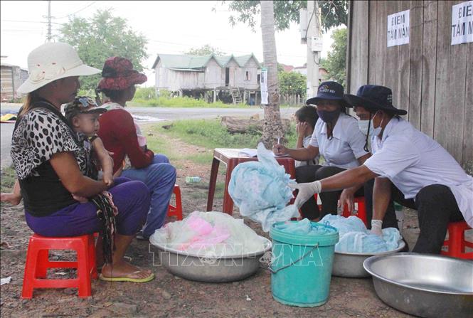 Soaking mosquito nets in insecticide for residents in the Central Highlands province of Dak Lak province. VNA Photo 