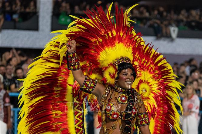Bầu không khí văn hóa sôi động đang diễn ra tại thành phố Rio de Janeiro của Brazil với Lễ hội hóa trang lớn nhất hành tinh - Carnival 2024. Lễ hội đã thu hút sự tham gia của đông đảo nghệ sĩ, người dân địa phương và khách du lịch. Ảnh: THX/TTXVN