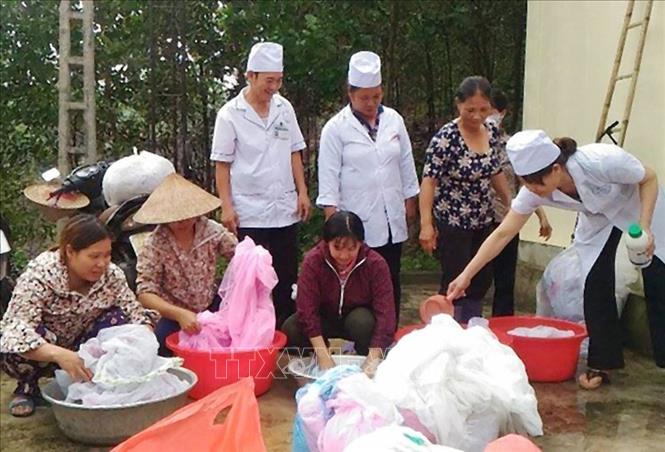 Soaking mosquito nets in insecticide for residents in northern Thai Nguyen province. VNA Photo 