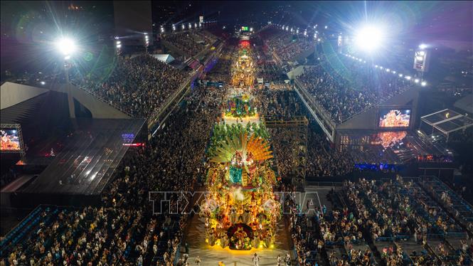 Bầu không khí văn hóa sôi động đang diễn ra tại thành phố Rio de Janeiro của Brazil với Lễ hội hóa trang lớn nhất hành tinh - Carnival 2024. Lễ hội đã thu hút sự tham gia của đông đảo nghệ sĩ, người dân địa phương và khách du lịch. Ảnh: THX/TTXVN