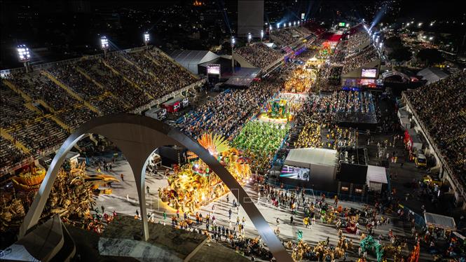 Bầu không khí văn hóa sôi động đang diễn ra tại thành phố Rio de Janeiro của Brazil với Lễ hội hóa trang lớn nhất hành tinh - Carnival 2024. Lễ hội đã thu hút sự tham gia của đông đảo nghệ sĩ, người dân địa phương và khách du lịch. Ảnh: THX/TTXVN