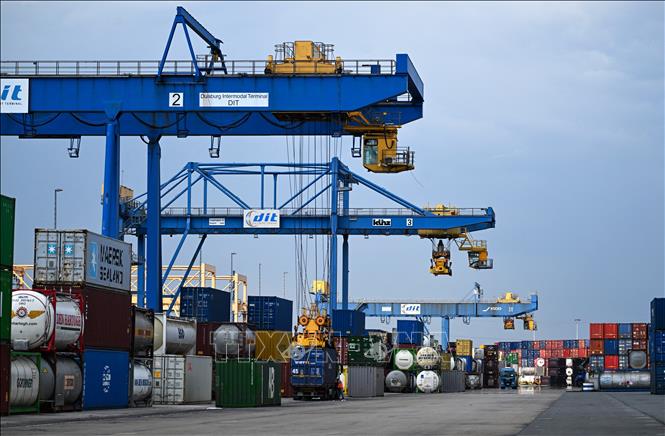 Chính phủ Đức dự báo kinh tế tăng trưởng 0,2% trong năm 2024, giảm mạnh so với mức 1,3% dự báo trước đó trong bối cảnh nhu cầu toàn cầu yếu, bất ổn địa chính trị và lạm phát cao dai dẳng làm giảm kỳ vọng rằng nền kinh tế sẽ phục hồi nhanh chóng. Ảnh: Cảng hàng hóa tại Duisburg, Đức. AFP/TTXVN