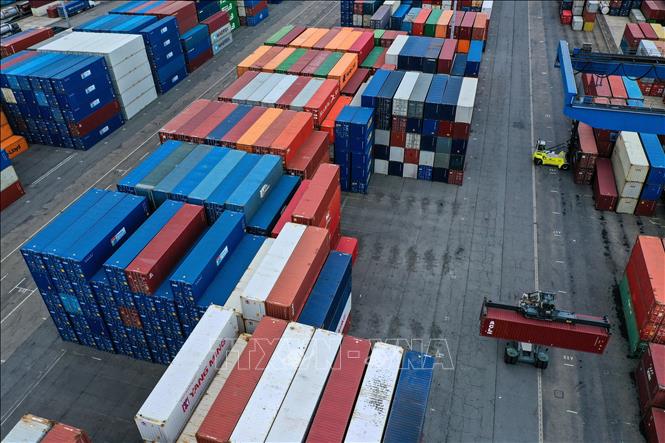 Chính phủ Đức dự báo kinh tế tăng trưởng 0,2% trong năm 2024, giảm mạnh so với mức 1,3% dự báo trước đó trong bối cảnh nhu cầu toàn cầu yếu, bất ổn địa chính trị và lạm phát cao dai dẳng làm giảm kỳ vọng rằng nền kinh tế sẽ phục hồi nhanh chóng. Ảnh: Cảng hàng hóa tại Duisburg, Đức. AFP/TTXVN