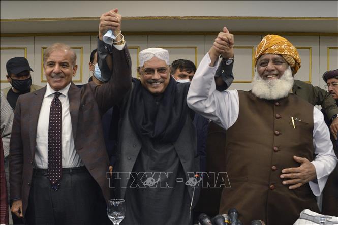 Ngày 20/2/2024, lãnh đạo hai chính đảng lớn ở Pakistan là Liên đoàn Hồi giáo Pakistan-Nawaz (PML-N) và đảng Nhân dân Pakistan (PPP) thông báo đã nhất trí thành lập một chính phủ liên minh ở quốc gia Trung Nam Á này. Ảnh (tư liệu): Chủ tịch PML-N của Pakistan, ông Shahbaz Sharif (trái) và Chủ tịch PPP Asif Ali Zardari (giữa) tại một cuộc họp báo ngày 8/3/2022. AFP/TTXVN