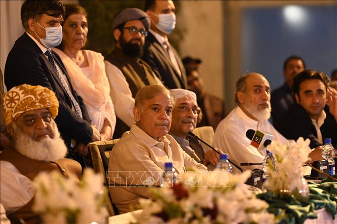 Ngày 20/2/2024, lãnh đạo hai chính đảng lớn ở Pakistan là Liên đoàn Hồi giáo Pakistan-Nawaz (PML-N) và đảng Nhân dân Pakistan (PPP) thông báo đã nhất trí thành lập một chính phủ liên minh ở quốc gia Trung Nam Á này. Ảnh (tư liệu): Chủ tịch PML-N Shahbaz Sharif (thứ 2, trái), Chủ tịch PPP Asif Ali Zardari (giữa) và Bilawal Bhutto Zardari (phải) tại cuộc họp báo ở Islamabad ngày 28/3/2022. AFP/TTXVN