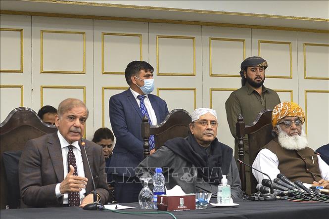 Ngày 20/2/2024, lãnh đạo hai chính đảng lớn ở Pakistan là Liên đoàn Hồi giáo Pakistan-Nawaz (PML-N) và đảng Nhân dân Pakistan (PPP) thông báo đã nhất trí thành lập một chính phủ liên minh ở quốc gia Trung Nam Á này. Ảnh (tư liệu): Chủ tịch PML-N Shahbaz Sharif (trái) và Chủ tịch PPP Asif Ali Zardari (giữa) tại một cuộc họp ở Islamabad ngày 8/3/2022. AFP/TTXVN
