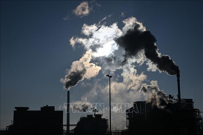 Hội đồng châu Âu (EC) cho biết các nhà lập pháp Liên minh châu Âu (EU) ngày 20/2/2024 đã đạt được thỏa thuận tạm thời về việc thiết lập Khung chứng nhận cấp EU về loại bỏ carbon (CRCF) nhằm đẩy nhanh các mục tiêu trung hòa carbon. Đây là một phần quan trọng trong chiến lược của EU để đạt được mục tiêu đưa mức phát thải ròng về 0 trước năm 2050. Ảnh: Khói bốc lên từ nhà máy hóa chất và công nghiệp dược phẩm Bayer ở Pratteln, Đức ngày 8/2/2023. AFP/TTXVN