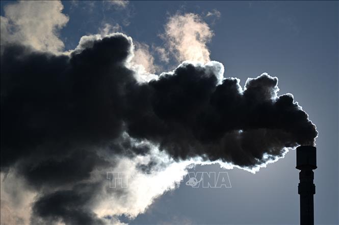 Hội đồng châu Âu (EC) cho biết các nhà lập pháp Liên minh châu Âu (EU) ngày 20/2/2024 đã đạt được thỏa thuận tạm thời về việc thiết lập Khung chứng nhận cấp EU về loại bỏ carbon (CRCF) nhằm đẩy nhanh các mục tiêu trung hòa carbon. Đây là một phần quan trọng trong chiến lược của EU để đạt được mục tiêu đưa mức phát thải ròng về 0 trước năm 2050. Ảnh: Khói bốc lên từ nhà máy hóa chất và công nghiệp dược phẩm Bayer ở Pratteln, Đức ngày 8/2/2023. AFP/TTXVN