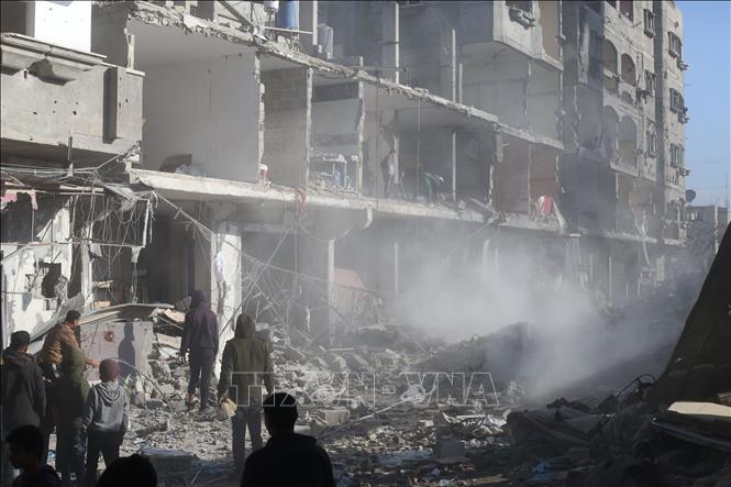 Ngày 22/2/2024, Israel đã tiến hành các cuộc không kích thành phố Rafah ở phía Nam Dải Gaza trong bối cảnh các nước khu vực và phương Tây đang nỗ lực thúc đẩy các cuộc đàm phán nhằm đạt được một thỏa thuận tạm ngừng bắn và phóng thích con tin. Ảnh: Cảnh đổ nát sau cuộc không kích của Israel xuống thành phố Rafah, Dải Gaza ngày 22/2/2024. THX/TTXVN