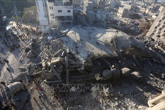 Ngày 22/2/2024, Israel đã tiến hành các cuộc không kích thành phố Rafah ở phía Nam Dải Gaza trong bối cảnh các nước khu vực và phương Tây đang nỗ lực thúc đẩy các cuộc đàm phán nhằm đạt được một thỏa thuận tạm ngừng bắn và phóng thích con tin. Ảnh: Cảnh đổ nát sau cuộc không kích của Israel xuống thành phố Rafah, Dải Gaza ngày 22/2/2024. THX/TTXVN